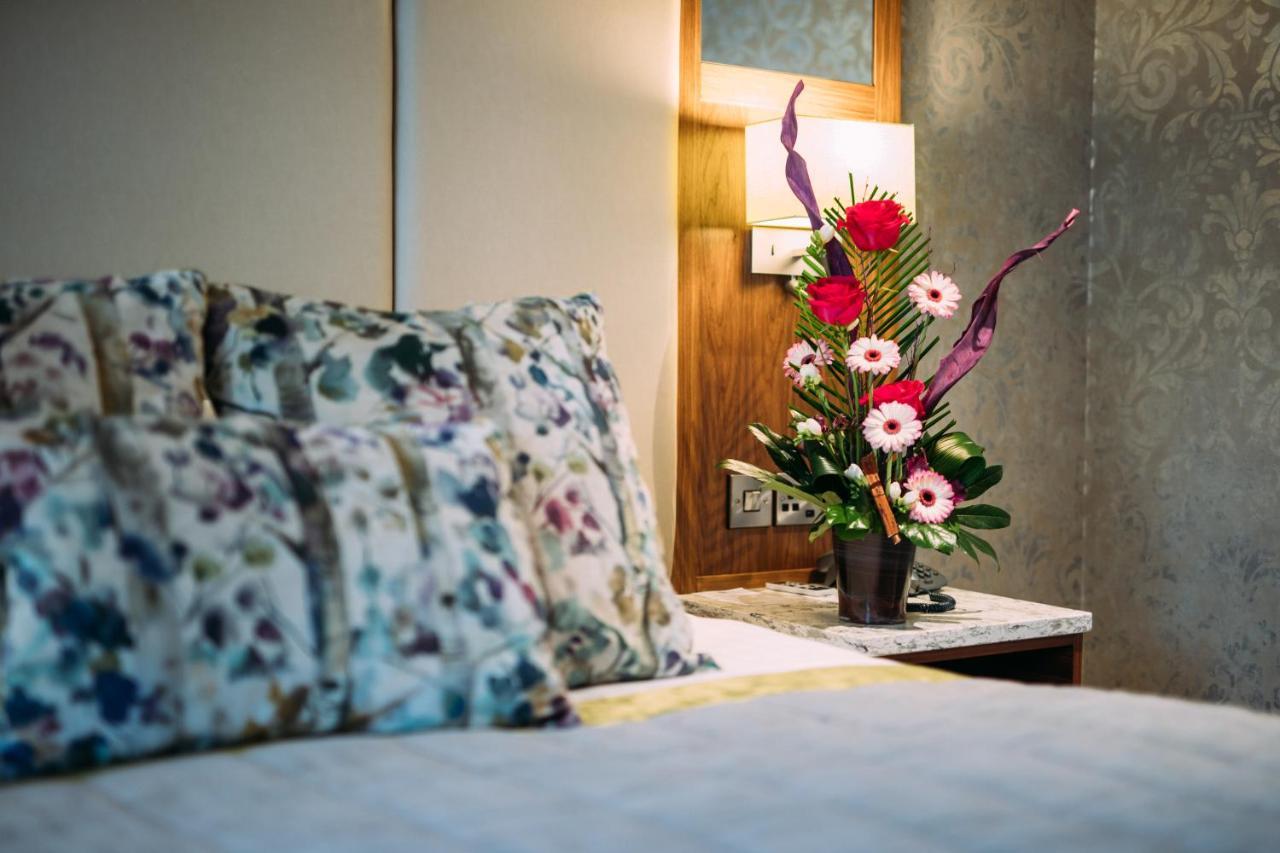 The Valley Hotel & Carriage Gardens Fivemiletown Ngoại thất bức ảnh