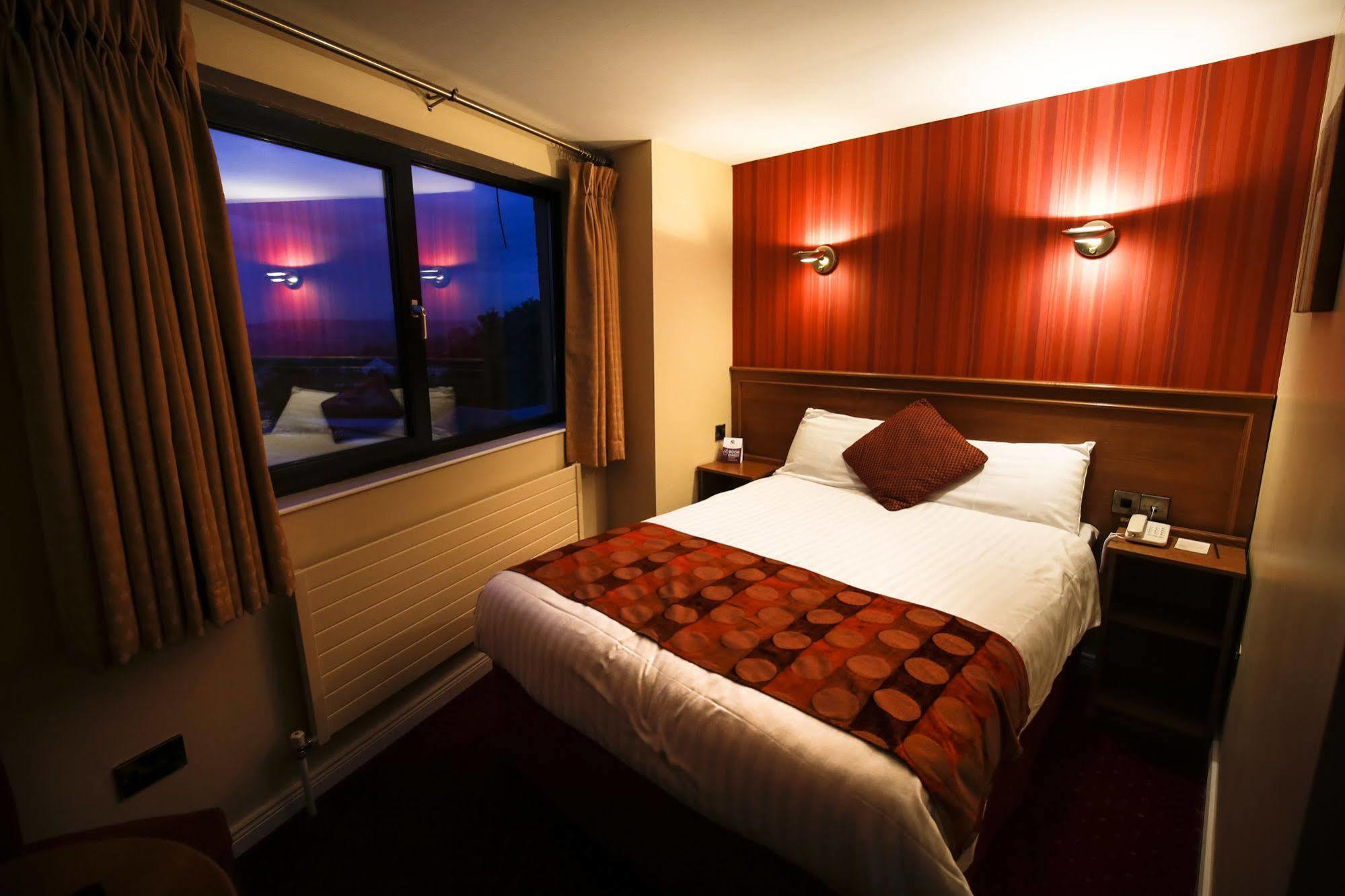 The Valley Hotel & Carriage Gardens Fivemiletown Ngoại thất bức ảnh